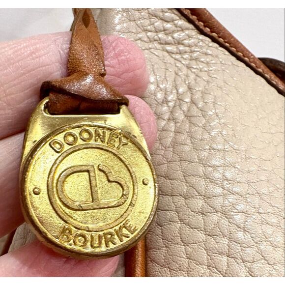 DOONEY & BOURKE - Vtg All Weather Pebble Leather Crescent Sac/Cream/British Tan - Picture 11 of 15